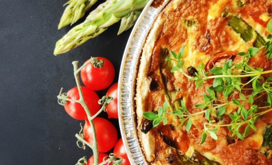 Aspargestærte med tomat og timian